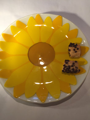 FLAT PLATE- DAISY ON WHITE